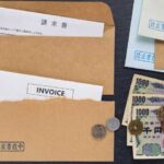 請求書と千円札と小銭